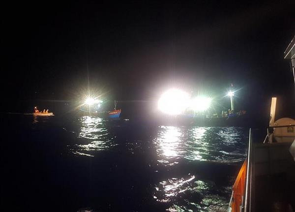 Hỗ trợ tìm kiếm 4 thuyền viên mất tích trên vùng biển Cà Mau ảnh 1