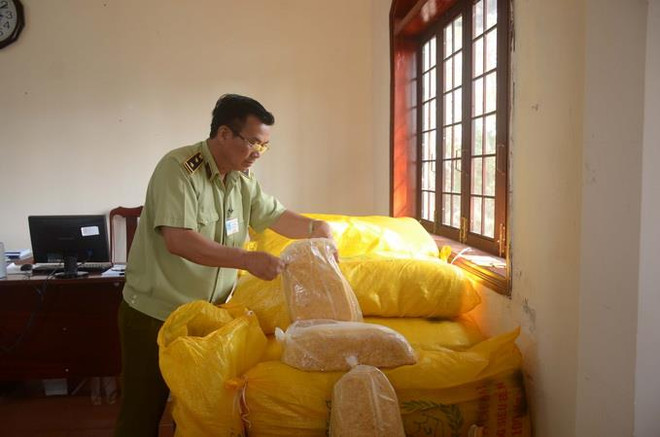 Cán bộ quản lý thị trường kiểm tra số chà bông bị thu giữ. (Ảnh: Ngọc Minh/TTXVN) Đắk Nông tạm giữ hơn một tấn ruốc thịt không rõ nguồn gốc ảnh 1