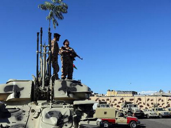 Các nhóm vũ trang tại Libya rút khỏi thủ đô Tripoli ảnh 1