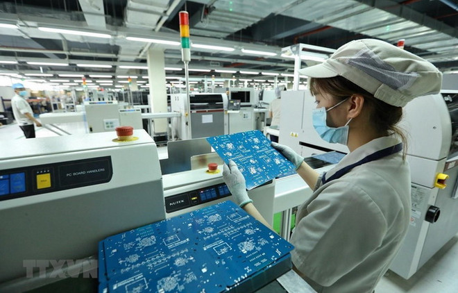 Dây chuyền sản xuất sản phẩm thiết bị đầu cuối. (Ảnh: Minh Quyết/TTXVN) Kết nối chuỗi sản xuất: Vá lỗ hổng cung ứng hàng hóa ảnh 1