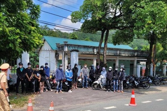 Nhóm thanh niên bị công an bắt giữ. (Nguồn: vietnamnet) Vĩnh Phúc: Bắt giữ nhóm thanh niên "làm xiếc" trên đường ở Tam Đảo ảnh 1