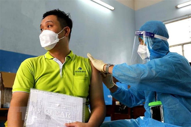 Các y bác sỹ bệnh viện Ung Bứu tiêm vaccine phòng COVID-19 cho công nhân viên chức lao động Tp. Hồ Chí Minh tại điểm trường THCS Lê Lợi, Quận 3. (Ảnh: Thanh Vũ/TTXVN) Các địa phương chủ động xử lý linh hoạt trong phòng, chống COVID-19 ảnh 2