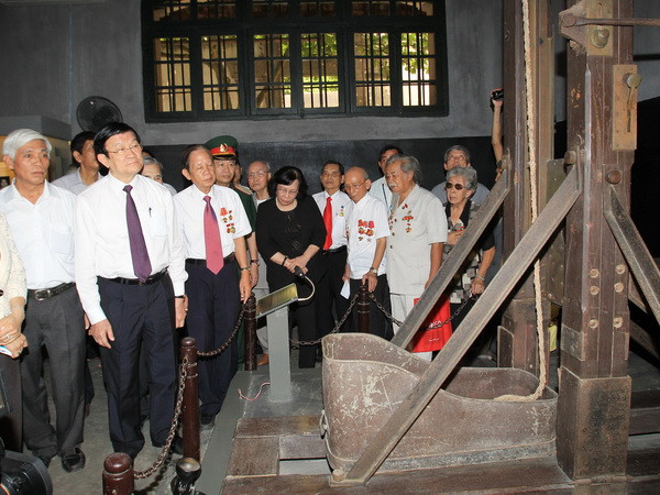 Chủ tịch nước Trương Tấn Sang gặp gỡ cựu tù chính trị Hỏa Lò ảnh 1