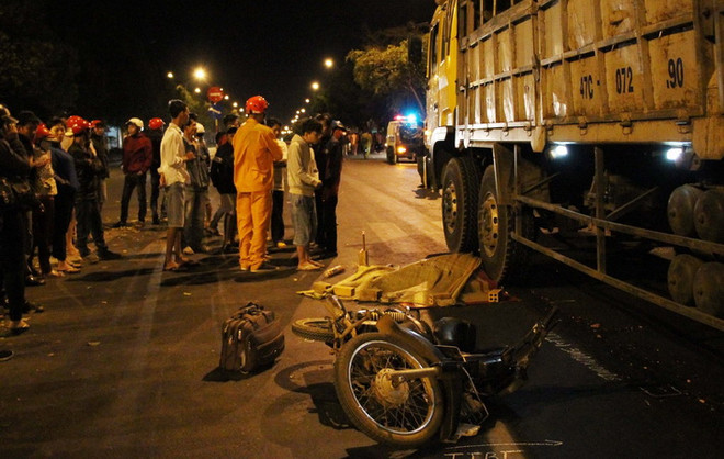 Va chạm giữa 2 xe máy và xe tải làm ba người thương vong ảnh 1