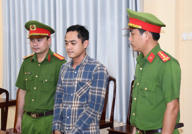 Khởi tố, bắt tạm giam thanh niên chặn đường, đập xe cấp cứu ở Trà Vinh ảnh 1