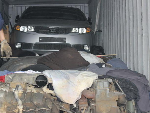 Phát hiện 2 chiếc ôtô lậu trong lô hàng quá cảnh qua cảng Cát Lái ảnh 1