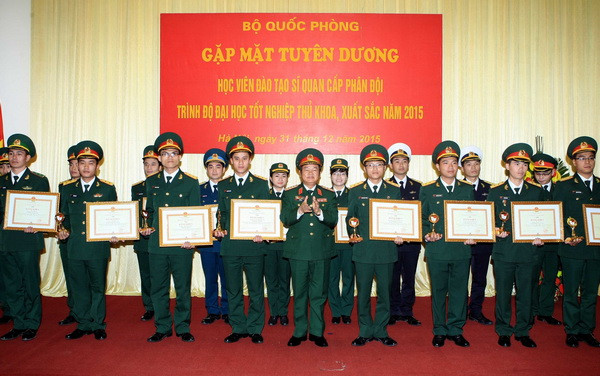 Bộ Quốc phòng tuyên dương các thủ khoa xuất sắc năm 2015 ảnh 1