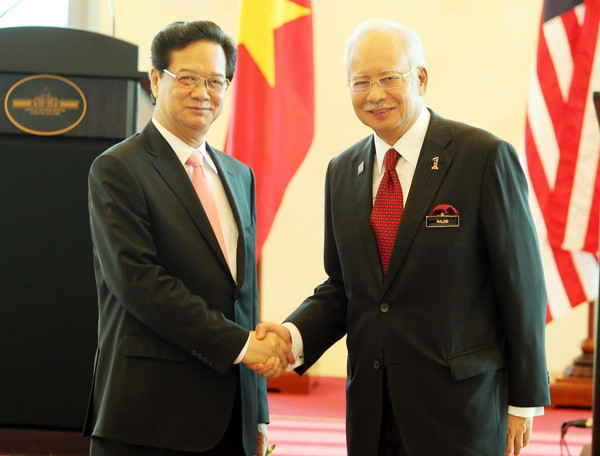 Thủ tướng Nguyễn Tấn Dũng và Thủ tướng Malaysia Najib Razak. (Ảnh: Đức Tám/TTXVN) Việt Nam coi trọng quan hệ với các nước láng giềng ASEAN ảnh 1
