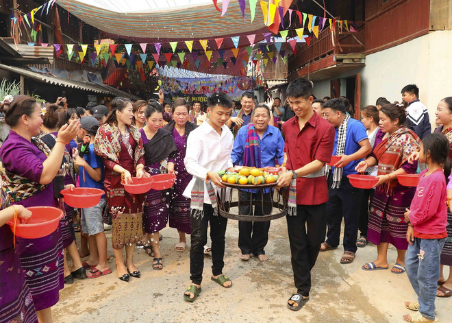 ttxvn_0604_kham ban (3).jpg