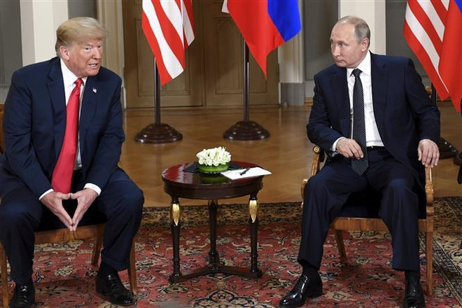 Tổng thống Nga Vladimir Putin (phải) và Tổng thống Mỹ Donald Trump tại cuộc gặp thượng đỉnh ở Helsinki, Phần Lan, ngày 16/7/2018. (Nguồn: THX/ TTXVN) Tổng thống Nga để ngỏ khả năng gặp nhà lãnh đạo Mỹ tại G20 ảnh 1