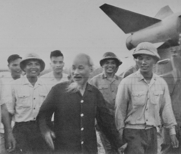 Chủ Tịch Hồ Chí Minh thăm đơn vị bộ đội tên lửa 236 anh hùng. (Ảnh: Tư liệu TTXVN) Kỷ niệm trọng thể 125 năm Ngày sinh Chủ tịch Hồ Chí Minh ảnh 1
