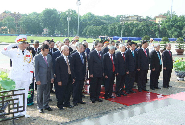 Lãnh đạo Đảng, Nhà nước vào Lăng viếng Chủ tịch Hồ Chí Minh ảnh 1