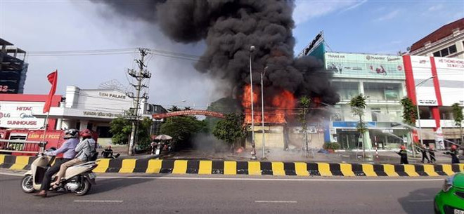 Bắc Giang: Cháy lớn ở siêu thị 90K, khói đen bốc ngùn ngụt ảnh 1