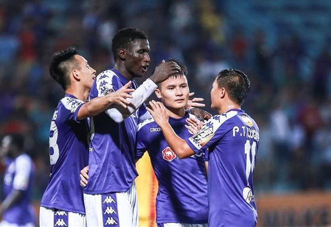 Quang Hải mở tỷ số giúp Hà Nội FC dẫn trước SHB Đà Nẵng. (Ảnh: Trọng Đạt/TTXVN) Đánh bại SHB Đà Nẵng, Hà Nội FC củng cố ngôi đầu ảnh 1