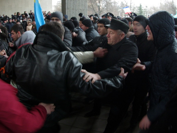 An ninh Ukraine chặn xe bọc thép Nga vào Simferopol ảnh 1