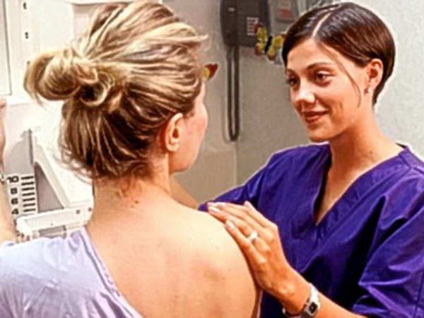 Một phụ nữ khởi kiện vì bị điều trị ung thư vú nhầm bên ảnh 1