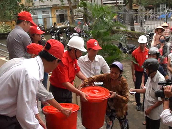Hội Chữ thập Đỏ quốc tế tặng quà dân vùng lũ Quảng Nam ảnh 1