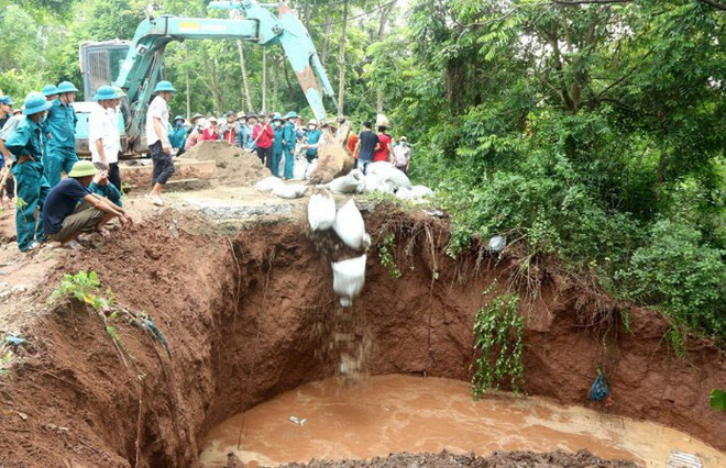 Hà Nội khẩn trương xử lý sụt lún đoạn cống qua đê hữu Đáy ảnh 1