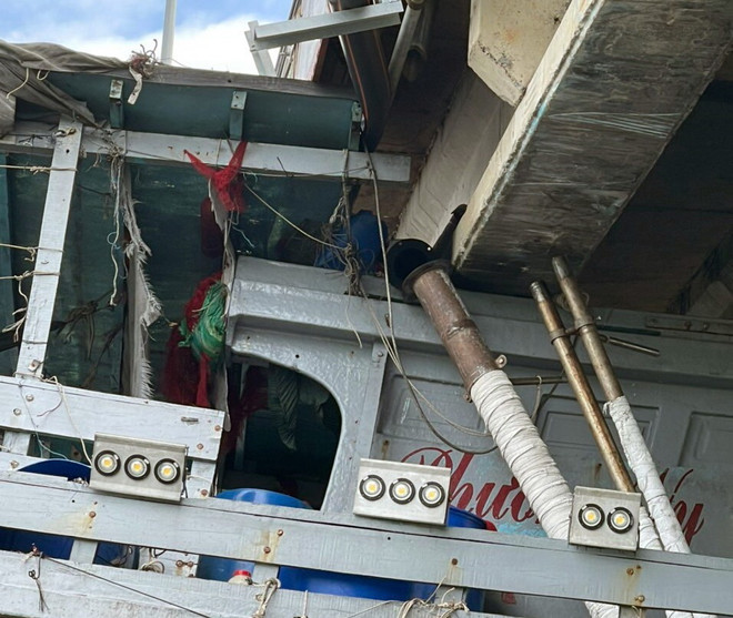 Bà Rịa-Vũng Tàu: Tàu cá mắc kẹt dưới gầm cầu Cỏ May ảnh 1