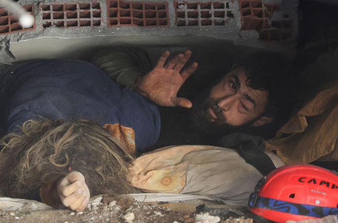 Người cha còn sống khi cả gia đình tử nạn trong động đất Thổ Nhĩ Kỳ ảnh 1