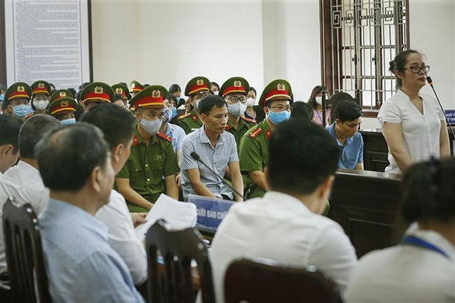 Quang cảnh phiên xét xử. (Ảnh: Trọng Đạt/TTXVN) Vụ gian lận điểm thi tại Hòa Bình: Tiến hành phần thẩm vấn các bị cáo ảnh 1