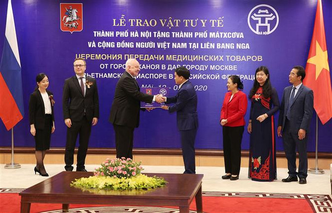 Hà Nội hỗ trợ vật tư y tế chống dịch COVID-19 cho thành phố Moskva ảnh 1