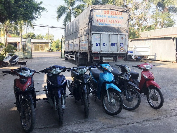 An Giang: Phát hiện xe tải chở nhiều xe máy không rõ nguồn gốc ảnh 1