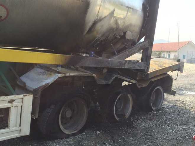 Xe chở hóa chất cháy dữ dội sát cây xăng trên cao tốc Nội Bài-Lào Cai ảnh 1