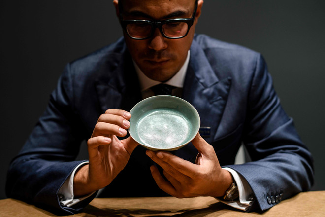 Trung Quốc: Chiếc bát cổ nghìn năm tuổi đạt mức bán đấu giá kỷ lục ảnh 1