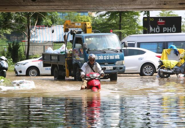 Bão số 3 làm nhiều điểm đê ở Hà Nội bị sạt lở, ảnh hưởng đến đời sống ảnh 1