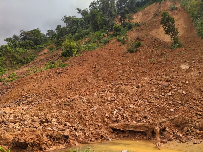 Quảng Trị: Hàng trăm mét khối đất đá sạt lở trên đường Hồ Chí Minh ảnh 1