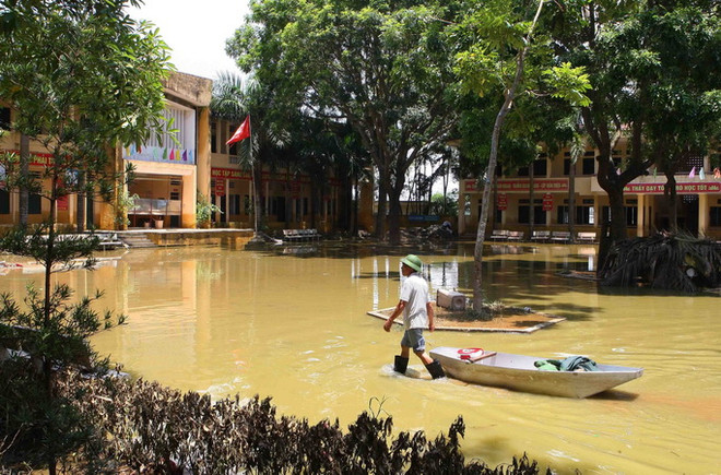 Hà Nội nỗ lực đảm bảo điện và vệ sinh môi trường cho dân vùng ngập ảnh 2