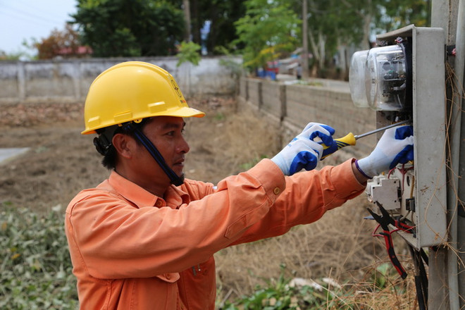 Hà Nội nỗ lực đảm bảo điện và vệ sinh môi trường cho dân vùng ngập ảnh 1