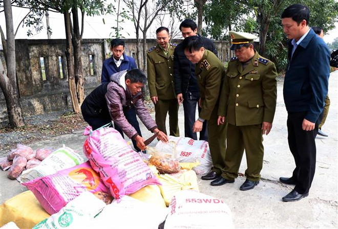 Lực lượng quản lý thị trường kiểm tra hàng hóa bị bắt giữ. Ảnh minh họa. (Ảnh: Công Tường/TTXVN) Xử lý kỷ luật trong thi hành pháp luật xử lý vi phạm hành chính ảnh 1