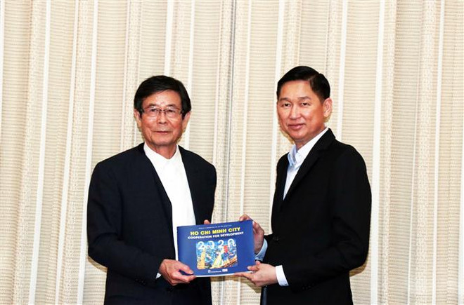 Ông Trần Vĩnh Tuyến, Phó Chủ tịch UBND Thành phố Hồ Chí Minh tặng quà ông Shimo Hiroshi, Phó Thống đốc tỉnh Wakayama, Nhật Bản. (Ảnh: Xuân Khu/TTXVN) TP.HCM tăng cường hợp tác với tỉnh Wakayama của Nhật Bản ảnh 1