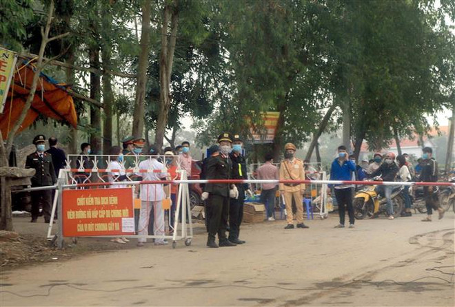 Một chốt kiểm soát tại một lối vào của xã Sơn Lôi, huyện Bình Xuyên, ngăn không cho người và phương tiện ra vào xã. (Ảnh: Hoàng Hùng/TTXVN) Vĩnh Phúc có 74 trường hợp nghi nhiễm COVID-19 đang được cách ly ảnh 1
