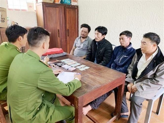 Các đối tượng tại cơ quan Công an. (Ảnh: TTXVN phát) Quảng Bình: Triệt phá tụ điểm nóng về đánh bạc tại thị xã Ba Đồn ảnh 1