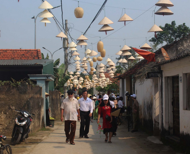 Du khách tham quan làng cổ Đông Sơn. (Ảnh: Trịnh Duy Hưng/TTXVN)