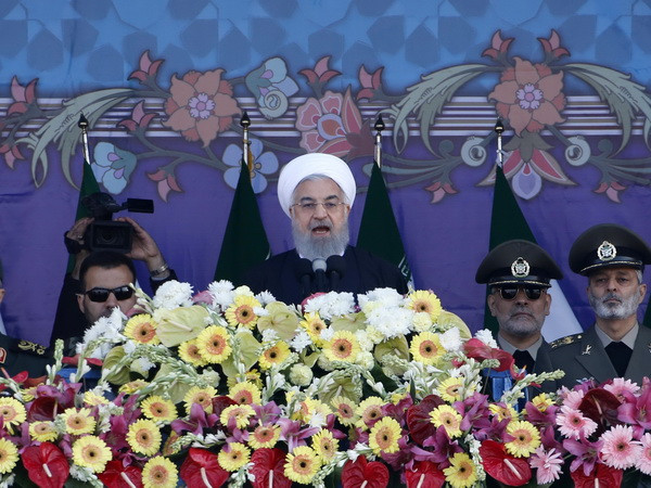 Tổng thống Iran Hassan Rouhani phát biểu nhân kỷ niệm Ngày Quân đội Iran tại Tehran ngày 18/4. (Nguồn: AFP/TTXVN) Iran phản đối đề xuất của Mỹ và Pháp về thỏa thuận hạt nhân mới ảnh 1