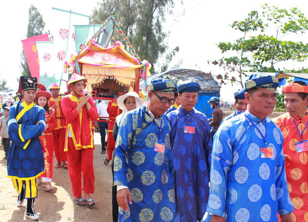 Nghi lễ rước kiệu tại Lễ hội Nghinh Ông Nam Hải Bạc Liêu. (Ảnh: Như Bình/TTXVN) Hơn 50.000 lượt khách tham dự Lễ hội Nghinh Ông Nam Hải Bạc Liêu ảnh 1