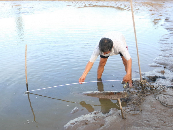 Cải tạo ao để thả tôm, phát hiện quả bom từ thời chiến tranh ảnh 1