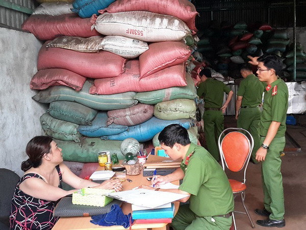 Vụ vỏ càphê nhuộm pin: Kiểm tra kho chứa hàng trăm tấn hồ tiêu ảnh 1