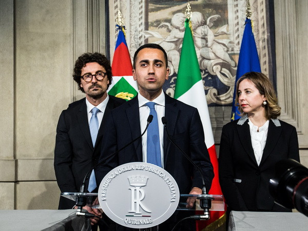 Lãnh đạo M5S Luigi Di Maio (giữa) tại cuộc họp báo ở Rome. (Nguồn: THX/TTXVN) Italy: M5S và PD để ngỏ khả năng đàm phán thành lập chính phủ ảnh 1