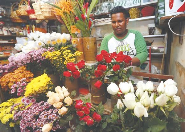 Hoa hồng "cháy" hàng, giá tăng vọt dịp Lễ Tình nhân ở Malaysia ảnh 1