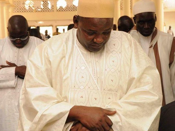 Gambia bắt giữ một binh sỹ tại thánh đường Tổng thống đang cầu nguyện ảnh 1