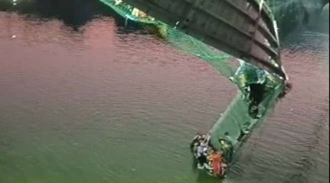 Vụ sập cầu tại Ấn Độ: Số nạn nhân thiệt mạng tăng nhanh ảnh 1