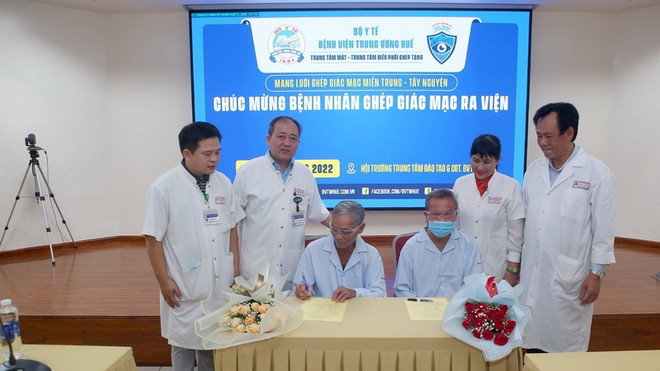Các bệnh nhân đăng ký hiến tạng ngay trong ngày ra viện. (Ảnh: TTXVN phát) Thừa Thiên-Huế: Bệnh nhân được ghép giác mạc đăng ký hiến tạng ảnh 1