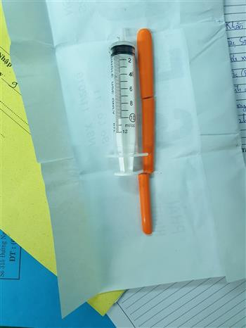 Cứu sống bệnh nhân bị dị vật đâm vào hốc mắt xuyên sọ ảnh 2