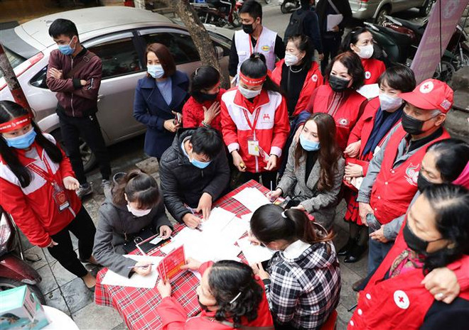 Tình nguyện viên đăng ký hiến máu tại địa chỉ 26 Lương Ngọc Quyến, quận Hoàn Kiếm (Hà Nội) trong sáng 11/2. (Ảnh: Thanh Tùng/TTXVN) Mở đợt cao điểm vận động hiến máu ''Xuân hồng'' năm 2020 ảnh 1