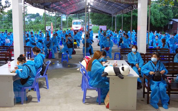 Tiếp nhận và cách ly tập trung công dân từ nước ngoài về nước. (Ảnh: Trung Hiếu/TTXVN) 47 ngày Việt Nam không có ca mắc mới COVID-19 trong cộng đồng ảnh 1